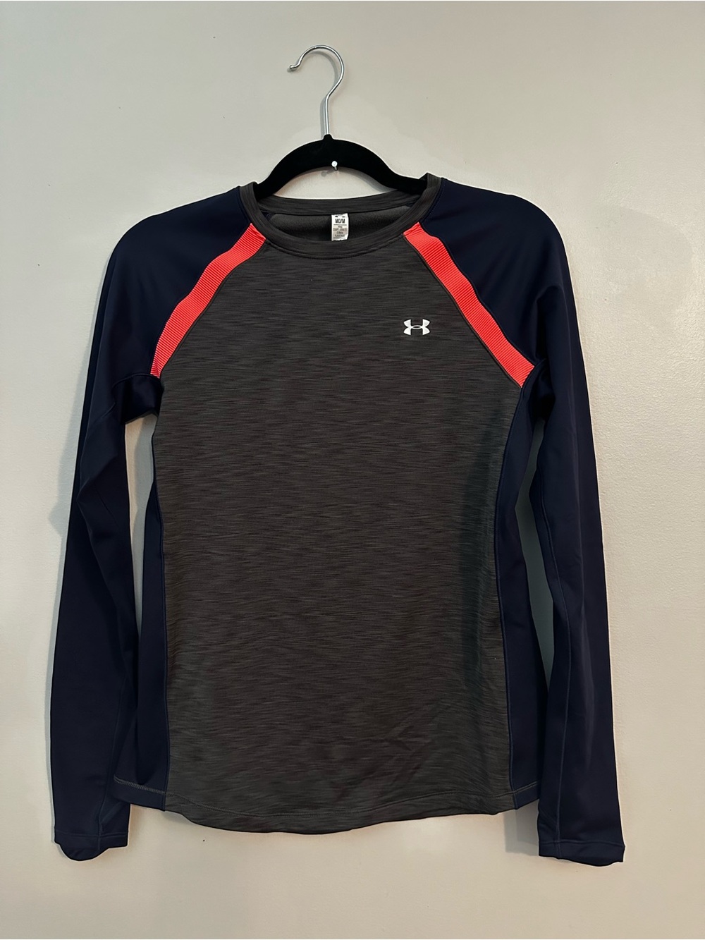 NWT UNDER ARMOUR WOMEN'S COLD GEAR color block LONG SLEEVE FITTED SHIRT SIZE Med